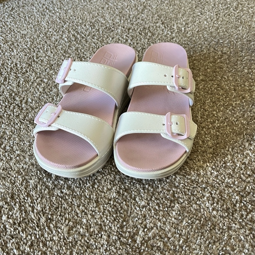 Woman’s size 39 Dansko light weight rubber wedges.
